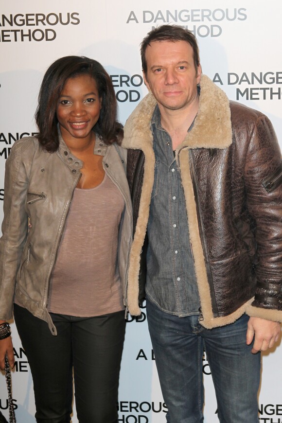 Samuel Le Bihan et sa compagne Daniela Beye enceinte lors de la première de "Dangerous Method", à Paris le 12 décembre 2011.