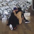 Kylie Jenner et Tyga se câlinant au pied de leur sapin de Noël le 14 décembre 2016