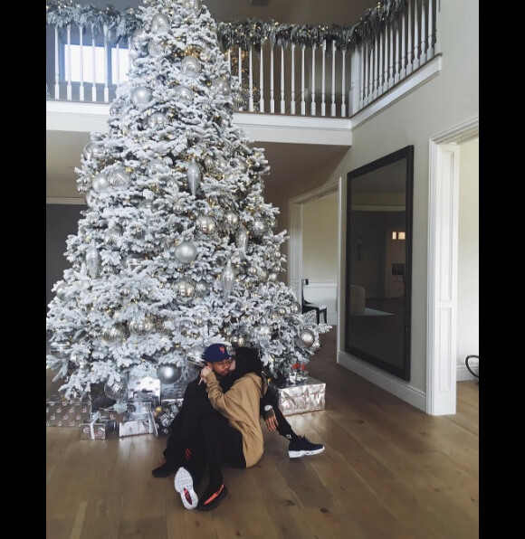 Kylie Jenner et Tyga se câlinant au pied de leur sapin de Noël le 14 décembre 2016
