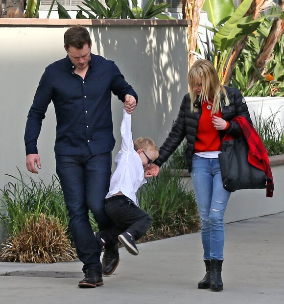 Exclusif - Chris Pratt et sa femme Anna Faris emmènent leur fils Jack regarder une pièce de théâtre de Noël pour enfants à Hollywood, le 14 décembre 2016