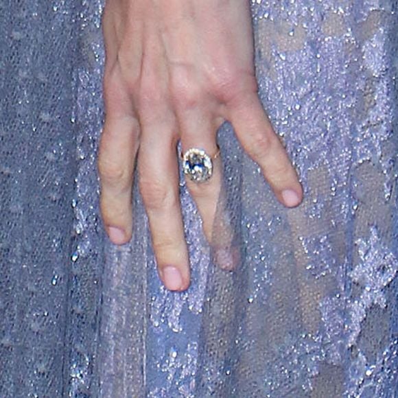 Anna Faris dévoilant sa nouvelle bague de mariage (14 décembre 2016).