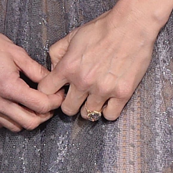 Anna Faris dévoilant sa nouvelle bague de mariage (14 décembre 2016).