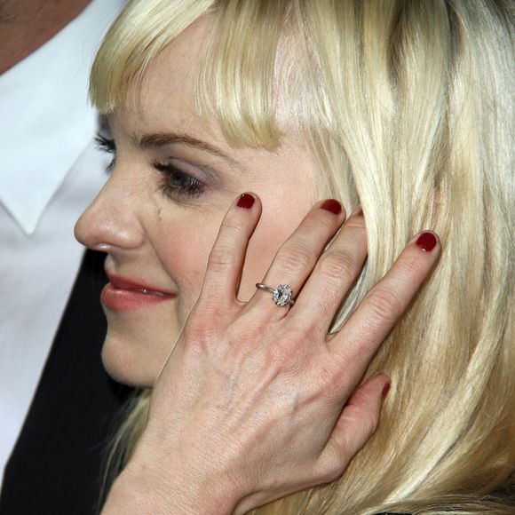 La première bague de mariage offerte à Anna Faris par Chris Pratt (ici en 2013).