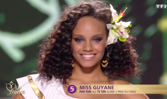 Miss Guyane 2016 : Alicia Aylies - Les 12 demi-finalistes défilent en bikini. Concours Miss France 2017. Sur TF1, le 17 décembre 2016. 