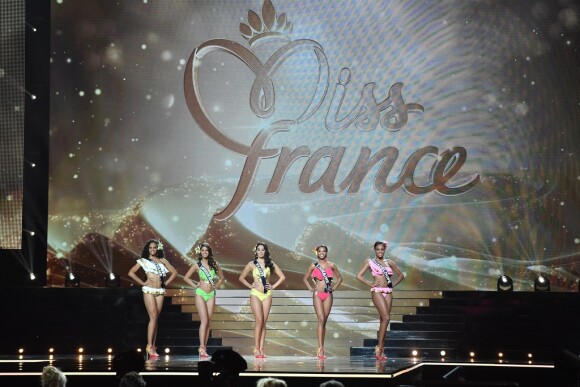 Les cinq finalistes. Concours Miss France 2017. Sur TF1, le 17 décembre 2016.