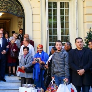 Exclusif - Le prince Albert II de Monaco et la princesse Charlene participent à la remise des cadeaux aux anciens monégasques dans les locaux de la Croix Rouge à Monaco le 16 décembre 2016.