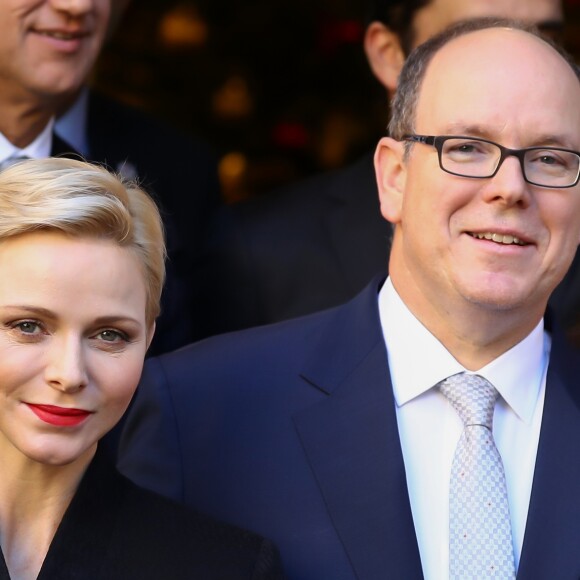 Exclusif - Le prince Albert II de Monaco et la princesse Charlene participent à la remise des cadeaux aux anciens monégasques dans les locaux de la Croix Rouge à Monaco le 16 décembre 2016.