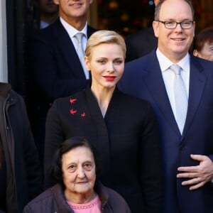 Exclusif - Le prince Albert II de Monaco et la princesse Charlene participent à la remise des cadeaux aux anciens monégasques dans les locaux de la Croix Rouge à Monaco le 16 décembre 2016.