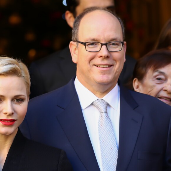 Exclusif - Le prince Albert II de Monaco et la princesse Charlene participent à la remise des cadeaux aux anciens monégasques dans les locaux de la Croix Rouge à Monaco le 16 décembre 2016.