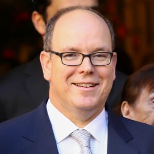 Exclusif - Le prince Albert II de Monaco et la princesse Charlene participent à la remise des cadeaux aux anciens monégasques dans les locaux de la Croix Rouge à Monaco le 16 décembre 2016.