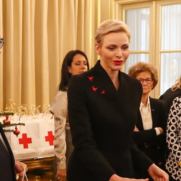 Exclusif - Le prince Albert II de Monaco et la princesse Charlene participent à la remise des cadeaux aux anciens monégasques dans les locaux de la Croix Rouge à Monaco le 16 décembre 2016.