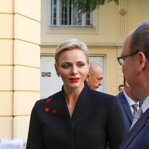 Exclusif - Le prince Albert II de Monaco et la princesse Charlene participent à la remise des cadeaux aux anciens monégasques dans les locaux de la Croix Rouge à Monaco le 16 décembre 2016.