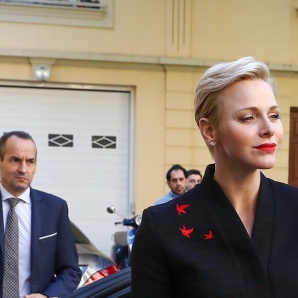 Exclusif - Le prince Albert II de Monaco et la princesse Charlene participent à la remise des cadeaux aux anciens monégasques dans les locaux de la Croix Rouge à Monaco le 16 décembre 2016.