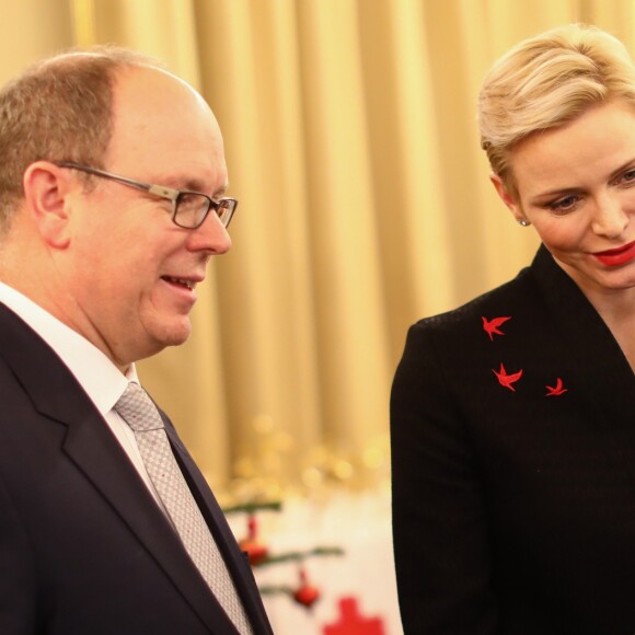 Exclusif - Le prince Albert II de Monaco et la princesse Charlene participent à la remise des cadeaux aux anciens monégasques dans les locaux de la Croix Rouge à Monaco le 16 décembre 2016.