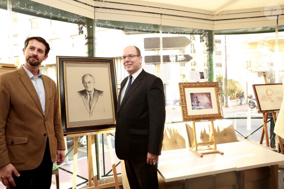 Le prince Albert II de Monaco assiste à l'inauguration d'oeuvres réalisées par des artistes de la principauté en hommage à Michel Roger (ancien ministre d'État de la principauté de Monaco), le 14 décemnre 2016.