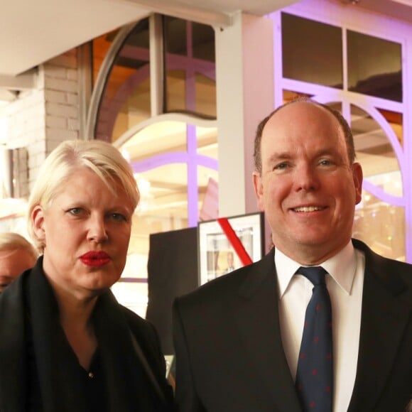 Le prince Albert II de Monaco assiste à l'inauguration d'oeuvres réalisées par des artistes de la principauté en hommage à Michel Roger (ancien ministre d'État de la principauté de Monaco, le 14 décembre 2016.