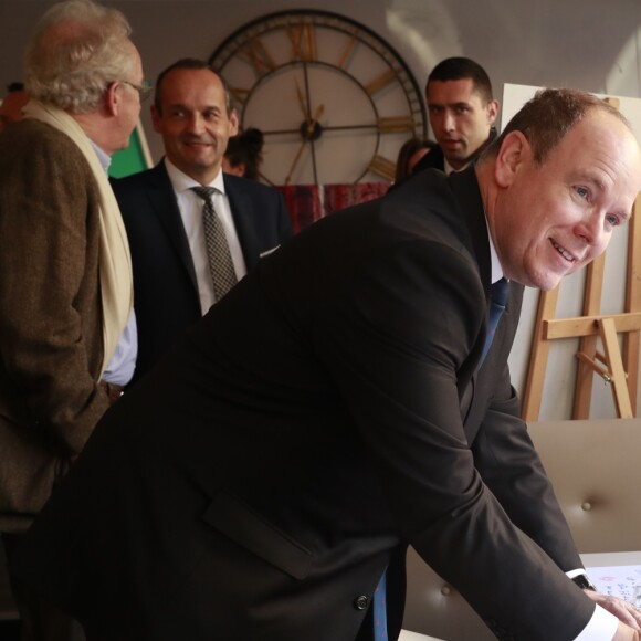 Le prince Albert II de Monaco assiste à l'inauguration d'oeuvres réalisées par des artistes de la principauté en hommage à Michel Roger (ancien ministre d'État de la principauté de Monaco), le 14 décembre 2016.