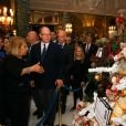 Le prince Albert II de Monaco accompagné par Louisette Levy-Soussan Azzoaglio, la présidente d'Action Innocence Monaco, pendant la traditionnelle vente aux enchères de Sapins de Noël de l'association spécialement créés et décorés pour l'occasion par de grandes marques, des boutiques et artisans de la Principauté le 14 décembre 2016 à Monaco.
