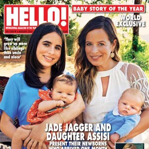 Jade Jagger et sa fille Assisi posent en couverture du magazine "Hello" (daté d'août 2014) avec leurs bambins respectifs, nés à quatre semaines d'écart.