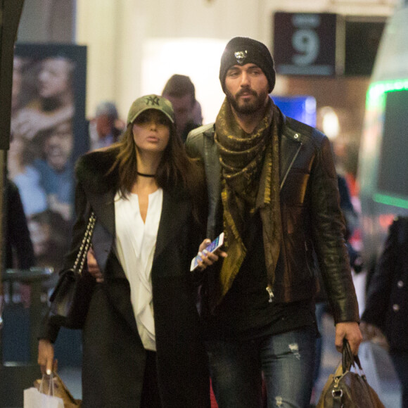 Exclusif - Prix spécial - Nabilla Benattia et son compagnon Thomas Vergara arrivent de Genève en TGV à la Gare de Lyon et se rendent à l'hôtel Molitor pour rencontrer Capucine Anav, plus tard en fin de journée, le couple retourne à la Gare de Lyon pour reprendre un TGV Lyria afin de rejoindre leur famille à Genève avant leur grand déménagement à Londres. Paris le 26 octobre 2016.26/10/2016 - Paris