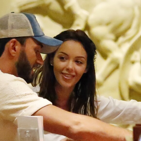 Exclusif - Prix Spécial - No web - No blog - Nabilla Benattia et son compagnon Thomas Vergara en vacances à Las Vegas, le 7 août 2016. Ils sont sortis de leur hôtel, le Caesars Palace, pour se rendre au casino. Amoureux et complices, ils boivent des bières en jouant au black jack et à la roulette. Ils sont ensuite partis visiter le Bellagio puis ont joué encore une fois au casino, avant de rentrer à leur hôtel pour profiter de la piscine. Thomas se penche pour embrasser Nabilla et on aperçoit les cicatrices de coups de couteau dans son dos. 07/08/2016 - Las Vegas