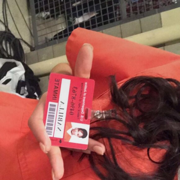 Nabilla, en tenue de prisonnière, va jouer dans Orange Is The New Black et le prouve ! Décembre 2016.