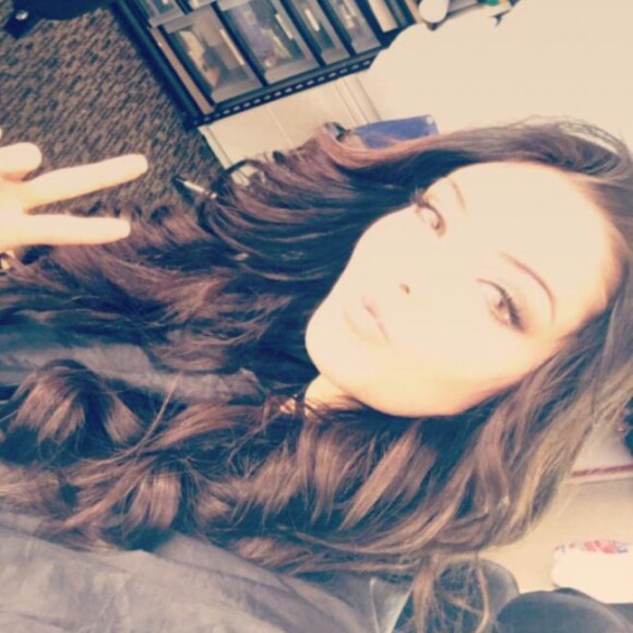 Nabilla va jouer dans Orange Is The New Black et le prouve ! Elle pose ici avec une star de Dascha Polanco, décembre 2016.