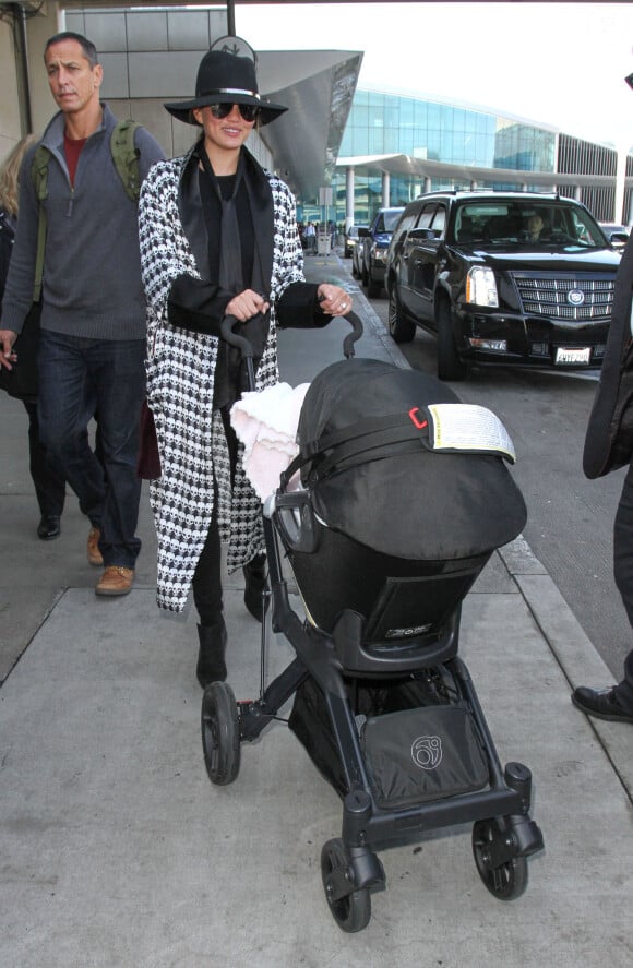 Chrissy Teigen arrive à l'aéroport de LAX avec sa fille Luna à Los Angeles, le 16 décembre 2016.