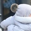 Chrissy Teigen se balade avec sa fille Luna Stephens dans les rues de New York, le 15 décembre.