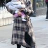 Chrissy Teigen se balade avec sa fille Luna Stephens dans les rues de New York, le 15 décembre 2016.