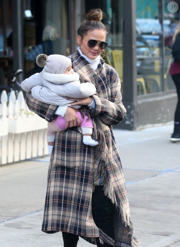 Chrissy Teigen se balade avec sa fille Luna Stephens dans les rues de New York, le 15 décembre 2016.