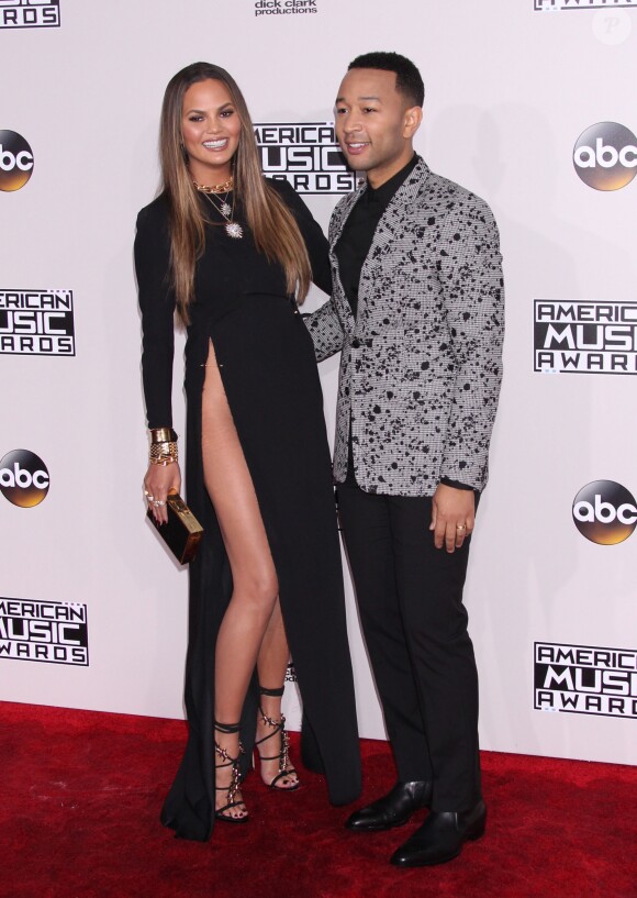 Chrissy Teigen et son mari John Legend lors des American Music Awards 2016 au thééatre Microsoft à Los Angeles le 20 novembre 2016.