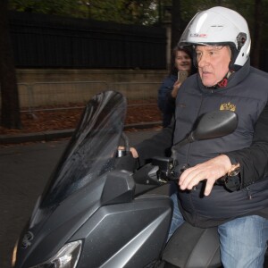 Gérard Depardieu en scooter à la sortie de l'enregistrement de l'émission "Vivement Dimanche" à Paris, France, le 9 novembre 2016.