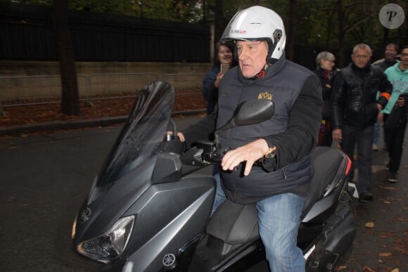 Gérard Depardieu en scooter à la sortie de l'enregistrement de l'émission "Vivement Dimanche" à Paris, France, le 9 novembre 2016.