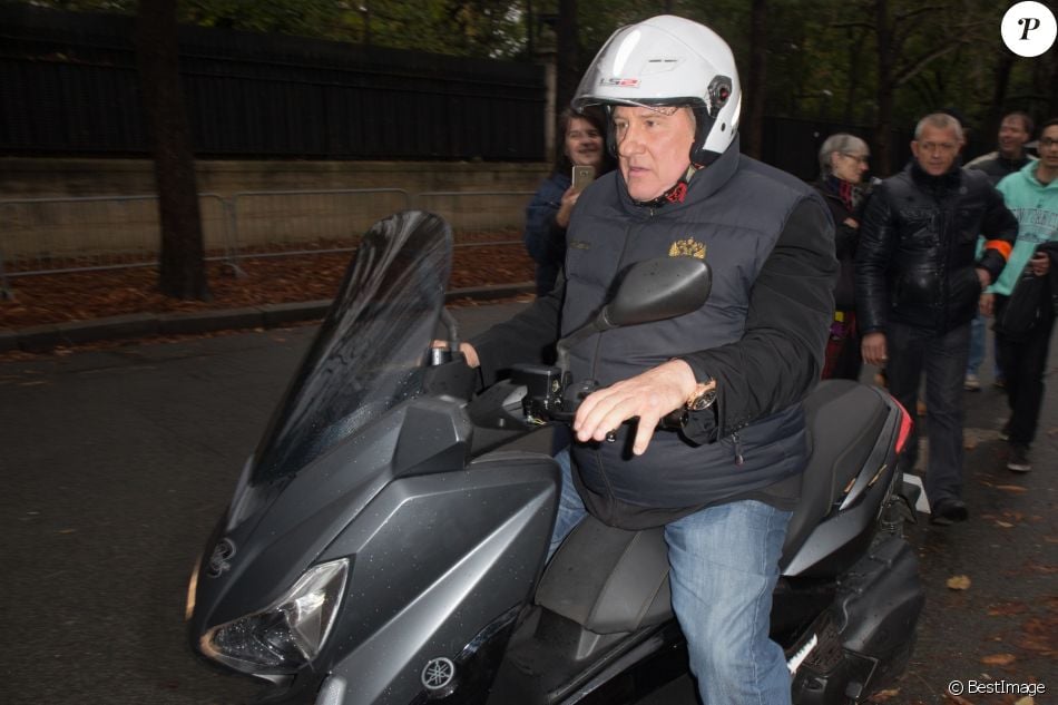 Gérard Depardieu en scooter la sortie de l'enregistrement de l'émission Vivement Dimanche à France, le 9 novembre 2016. - Purepeople