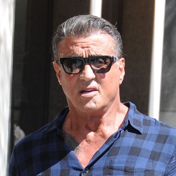 Sylvester Stallone se promène avec des amis dans les rues de Beverly Hills, le 26 juillet 2016.