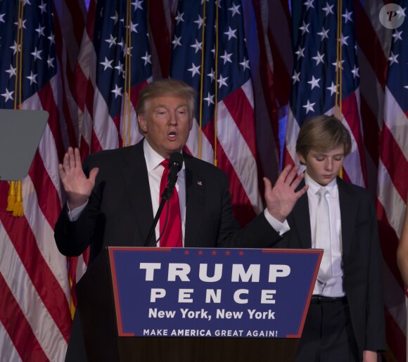 Donald Trump et son fils Barron - Le 45ème président des Etats-Unis, Donald Trump s'adresse à ses militants au New York Hilton Midtown dans les premières heures du matin à New New York le 9 novembre 2016.