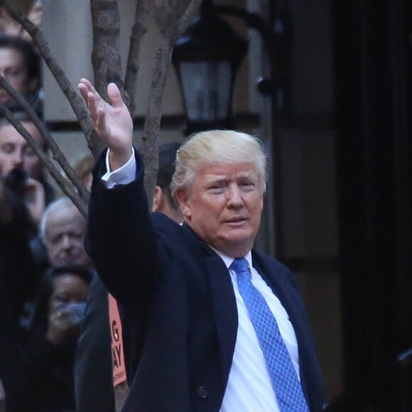 Le candidat du parti Républicain Donald Trump et sa femme Melania Trump vont voter pour les élections présidentielles américaines dans une école publique 59 du quartier de Manhattan à New York, le 8 novembre 2016.