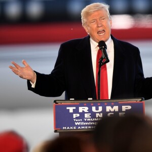 Donald Trump en meeting devant son avion de campagne à Wilmington dans l'Ohio le 4 novembre 2016.