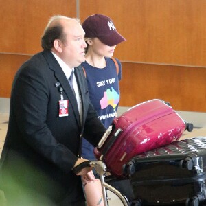 Exclusif - Margot Robbie arrive à l'aéroport international de Gold Coast avec un tee-shirt avec l'inscription "Say I Do Downunder" à Gold Coast, Australie, le 10 décembre 2016.