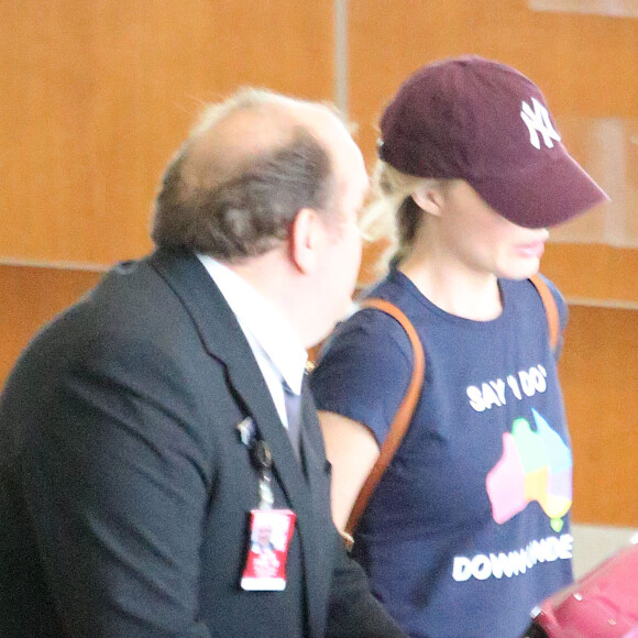 Exclusif - Margot Robbie arrive à l'aéroport international de Gold Coast avec un tee-shirt avec l'inscription "Say I Do Downunder" à Gold Coast, Australie, le 10 décembre 2016.