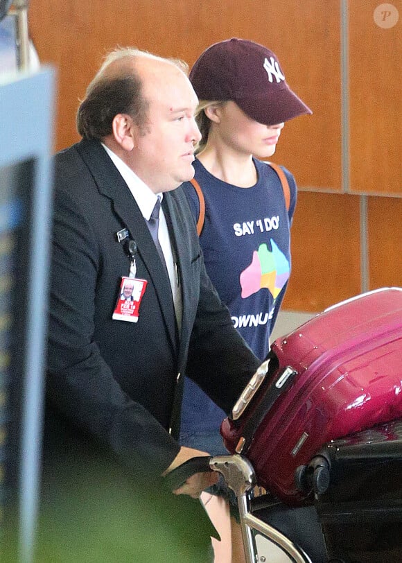 Exclusif - Margot Robbie arrive à l'aéroport international de Gold Coast avec un tee-shirt avec l'inscription "Say I Do Downunder" à Gold Coast, Australie, le 10 décembre 2016. E
