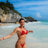 Eve Angeli topless dans l'eau turquoise : Ses vacances torrides au Mexique