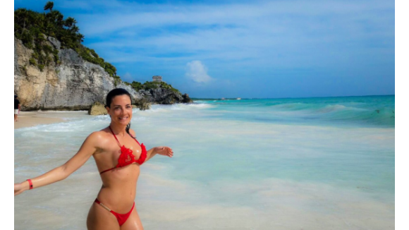 Eve Angeli topless dans l'eau turquoise : Ses vacances torrides au Mexique