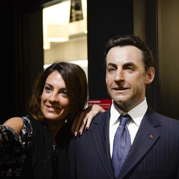 Eve Angeli pose avec la statue de cire de Nicolas Sarkozy au musée Grévin à Paris, France, le 23 novembre 2016. © Patrick Carpentier/Bestimage