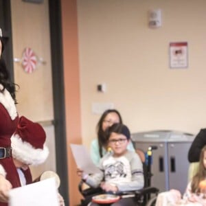 Katy Perry et Orlando Bloom rendant visite aux enfants malades de la Children's Hospital Los Angeles, le 20 décembre 2016