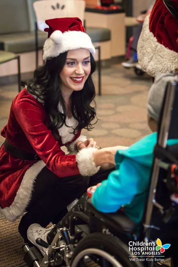 Katy Perry et Orlando Bloom rendant visite aux enfants malades de la Children's Hospital Los Angeles, le 20 décembre 2016