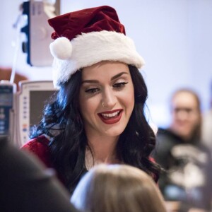 Katy Perry et Orlando Bloom rendant visite aux enfants malades de la Children's Hospital Los Angeles, le 20 décembre 2016