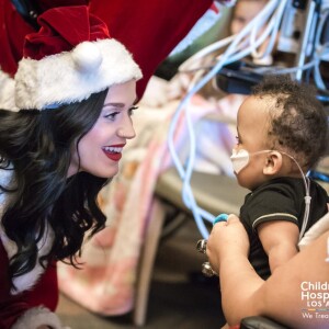 Katy Perry et Orlando Bloom rendant visite aux enfants malades de la Children's Hospital Los Angeles, le 20 décembre 2016