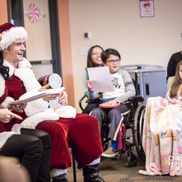 Katy Perry et Orlando Bloom rendant visite aux enfants malades de la Children's Hospital Los Angeles, le 20 décembre 2016